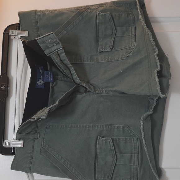 Democracy Khaki Green Casual Shorts - Picture 1 of 4